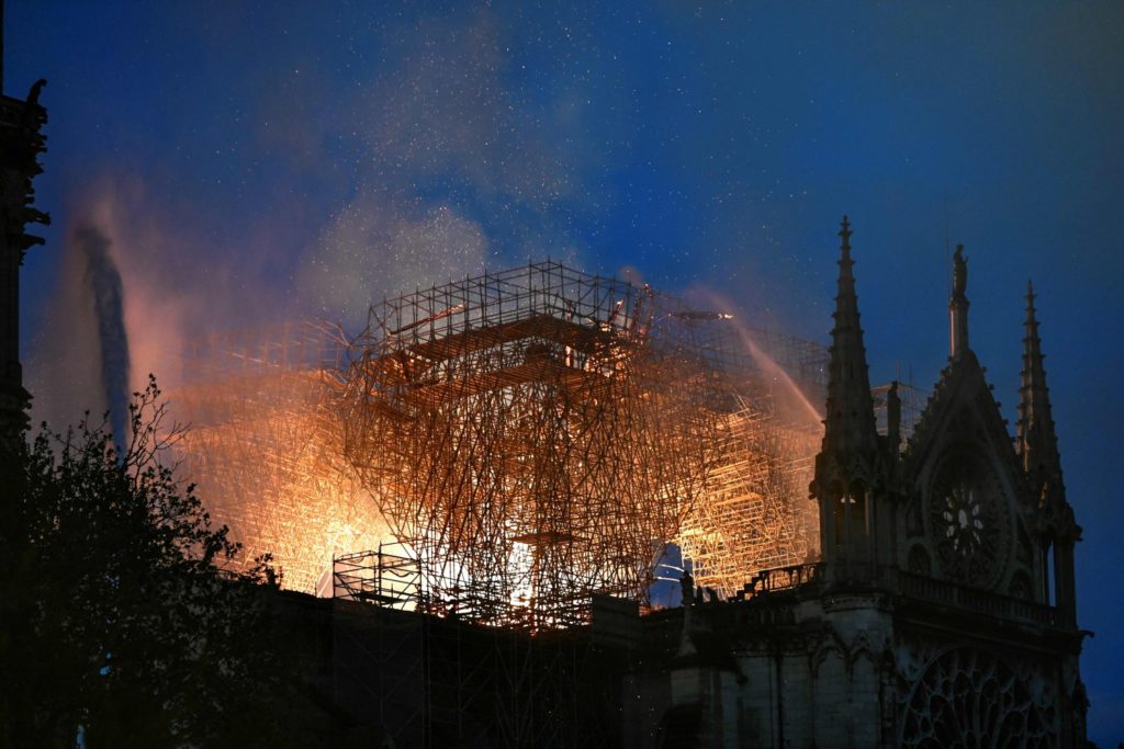 Notre Dame, gli islamisti esultano sul web