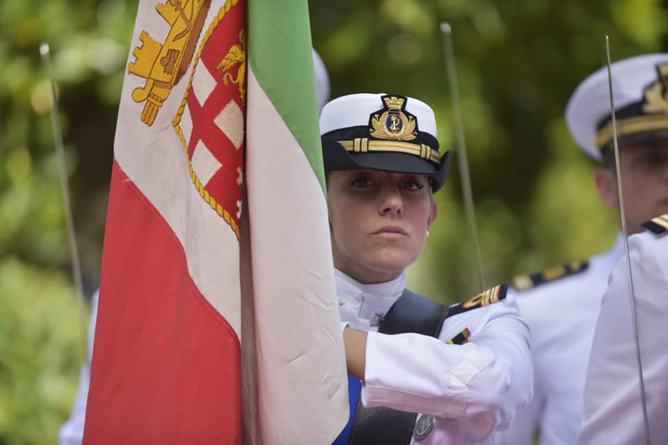 L'immagine può contenere: 1 persona, cappello e spazio all'aperto