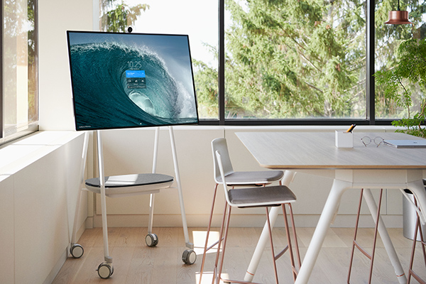 Il nuovo Surface Hub 2S con uno schermo multi-touch 4K+ da 50 pollici