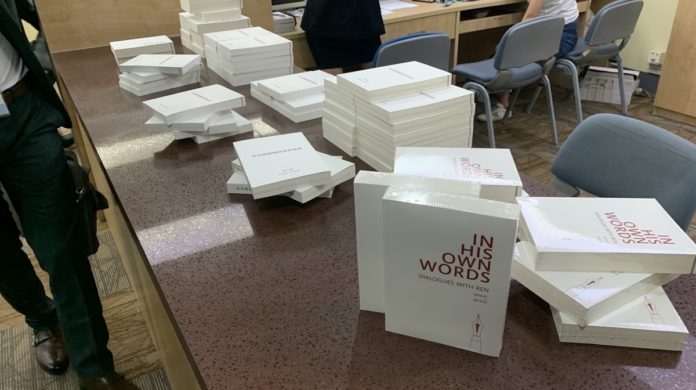 Il libro con le interviste di Ren Zhengfei, fondatore di Huawei (Foto Antonio Dini)