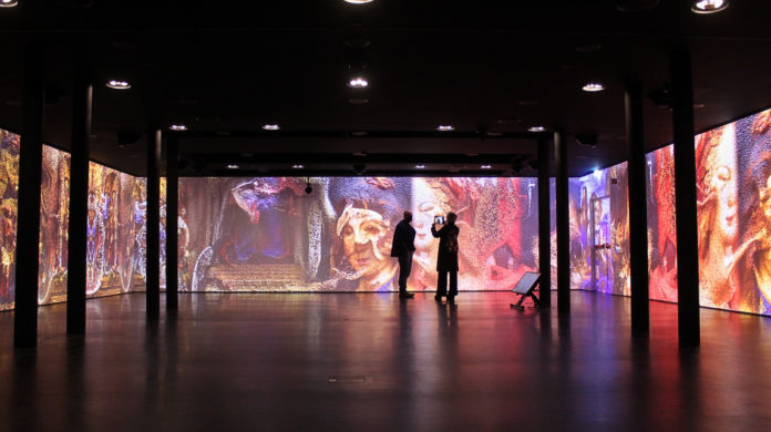 La sala immersiva di Meet, sullo sfondo l'opera digitale di Refik Anadol (foto Daniele Monaco)