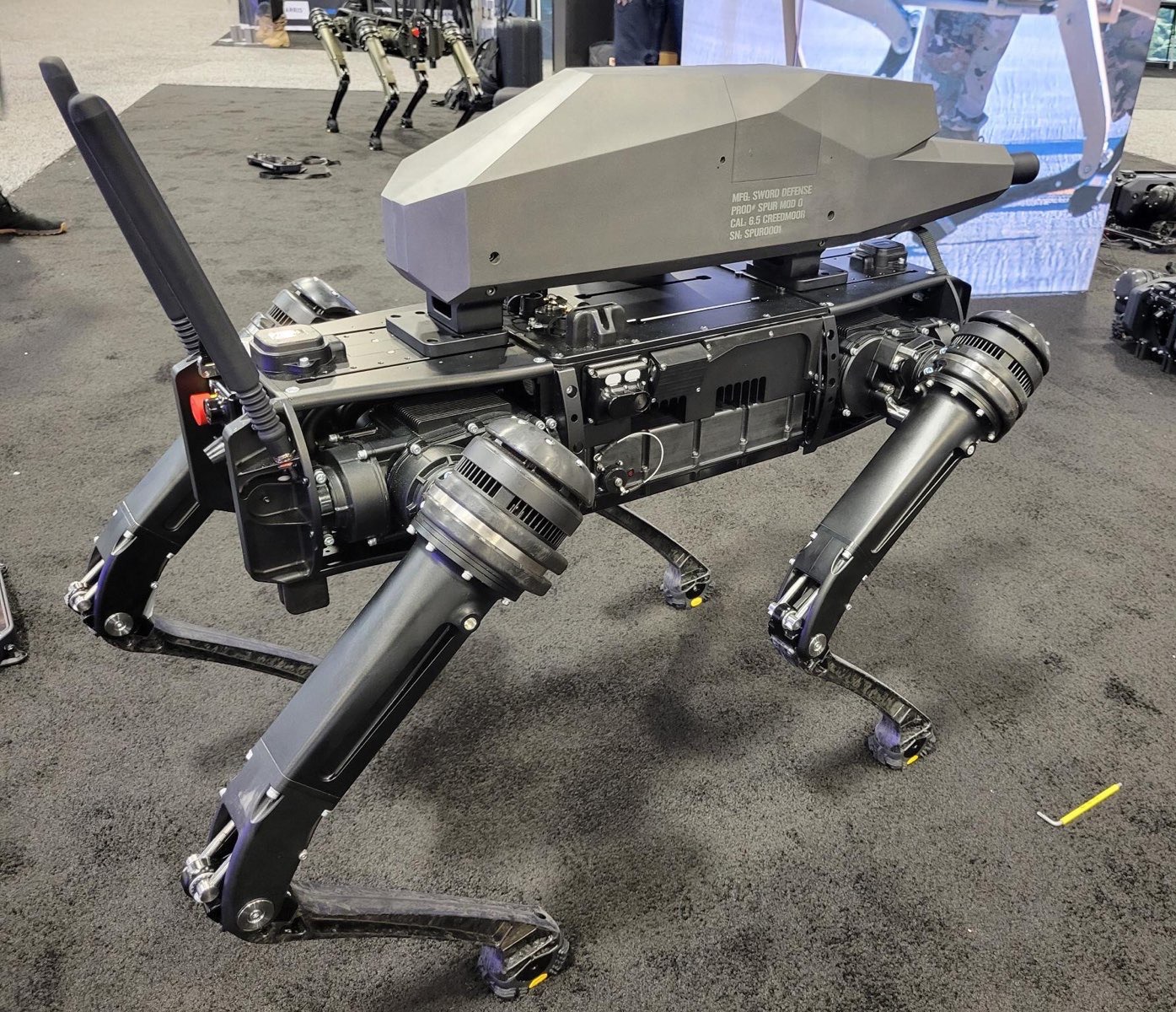 Un’azienda statunitense ha montato un fucile su un robot a quattro zampe
