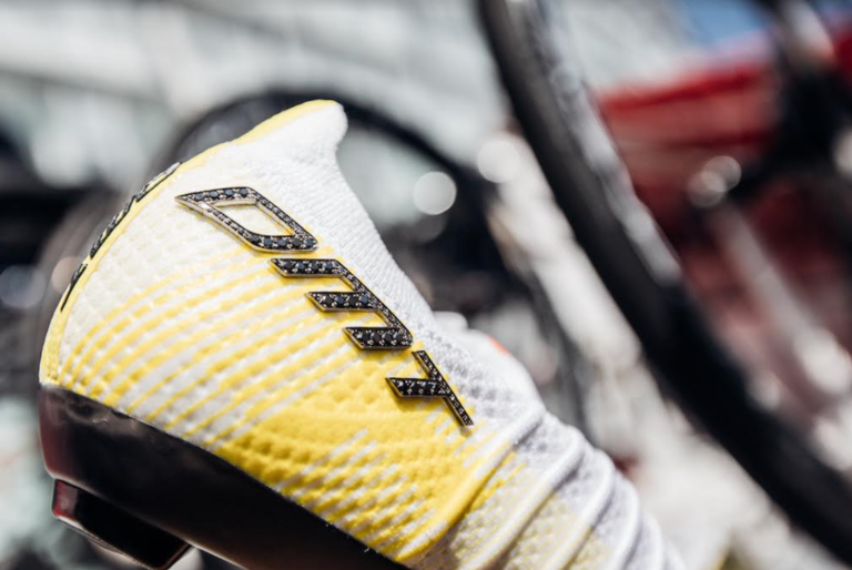 Le scarpe con i diamanti del ciclista Tadej Pogačar vanno all'asta certificate dall'Nft