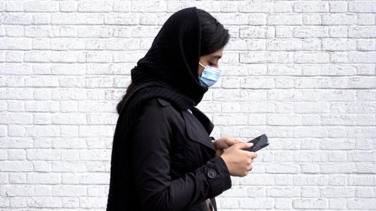 Su Instagram i gruppi femministi iraniani sono presi di mira dai bot