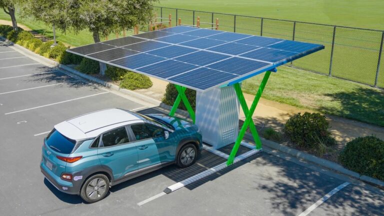 La stazione di ricarica solare per l'auto elettrica che si monta in 4 ore