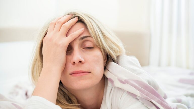 Il binge-watching fa male al sonno, lo dice la scienza
