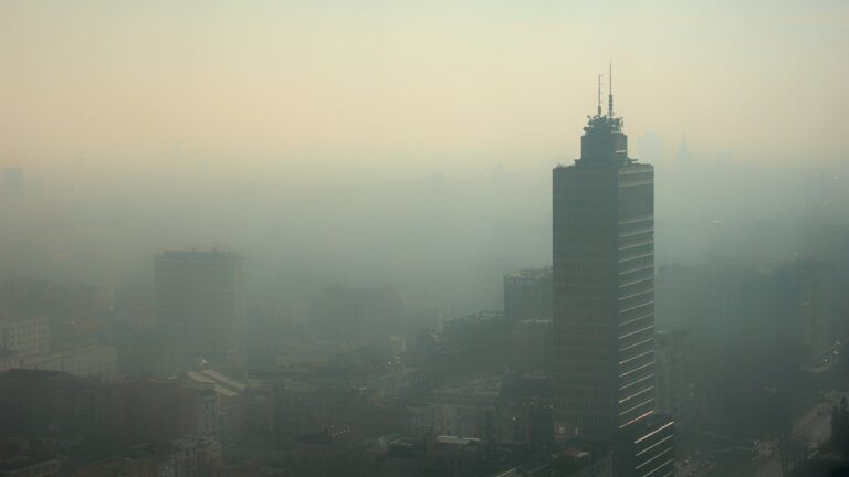 Inquinamento: 70mila persone hanno perso la vita nel 2020 in Italia