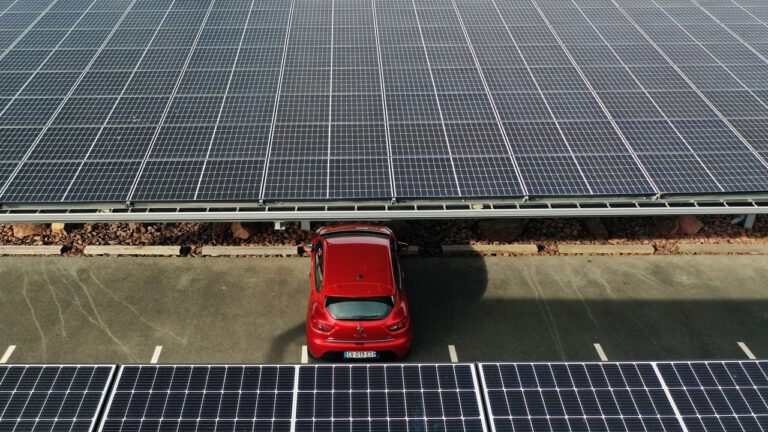 Energia solare, come usare i parcheggi per produrla