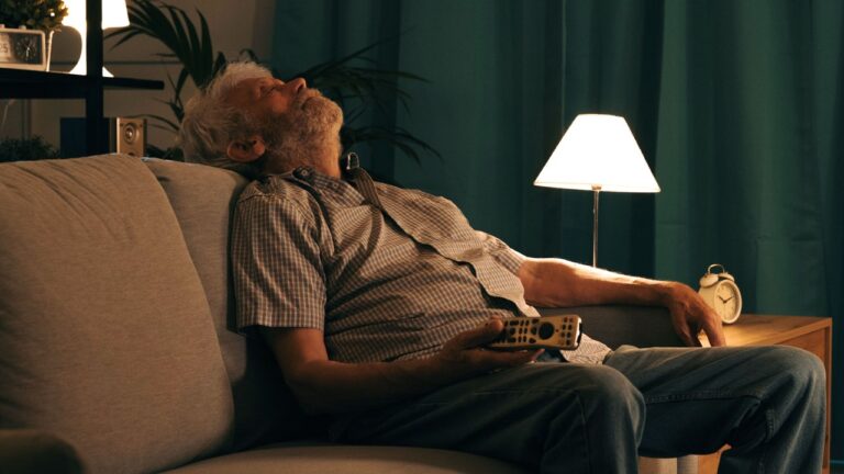 Film, come smettere di addormentarsi sul divano davanti alla tv