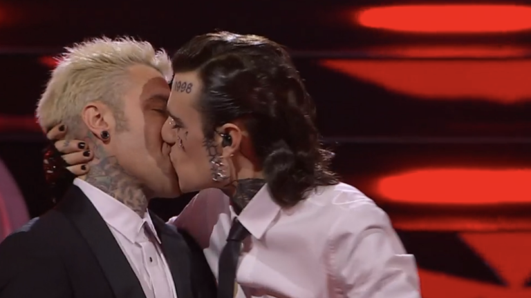 Sanremo 2023: il bacio di Rosa Chemical a Fedez e le altre gif della serata finale