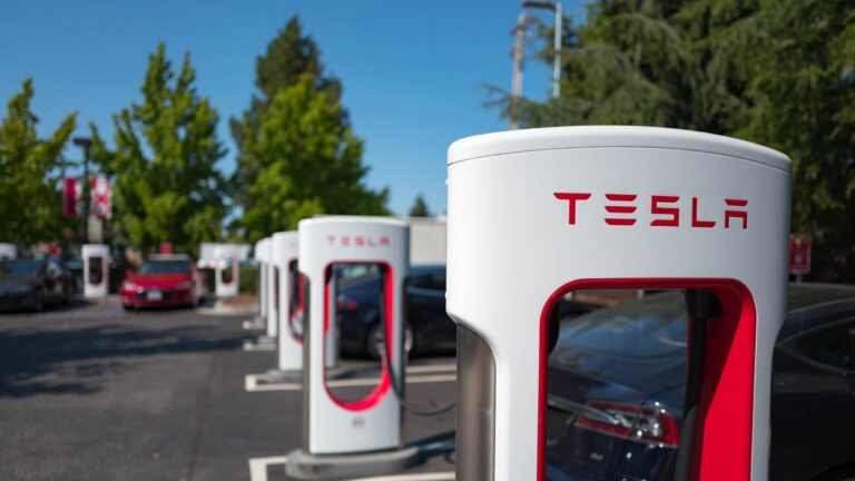 Tesla apre alcune colonnine elettriche alle altre auto