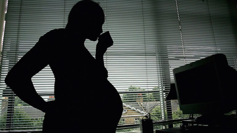 Pfas: l'esposizione in gravidanza ha effetti simili al fumo passivo